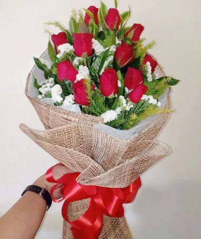 Beautiful Bunch of 12 Red Roses Bouquet