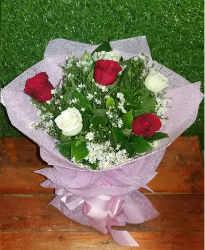 6 Pcs Red and White Roses in a Bouquet